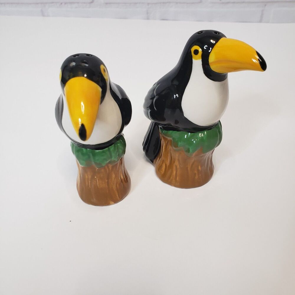 Vintage Kitschy Ceramic Toucan Salt and Pepper Shakers Set Tropical Tiki Decor